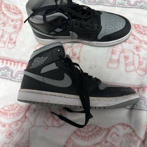 Jordan 1 Mid
Shadow (Women's) size 8